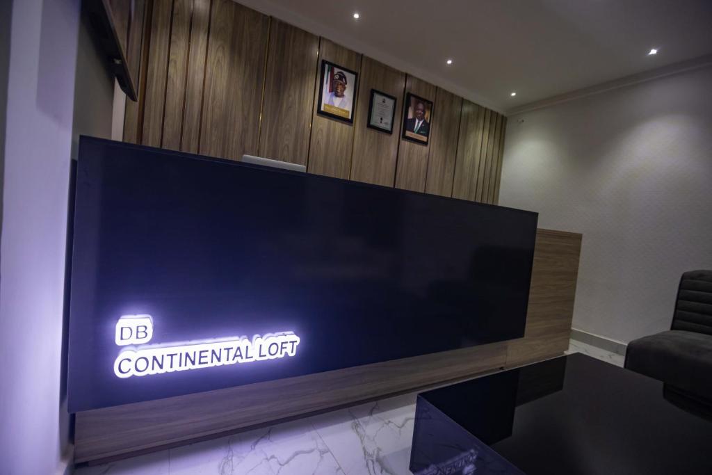 TV a/nebo společenská místnost v ubytování Db Continental Loft Apartment