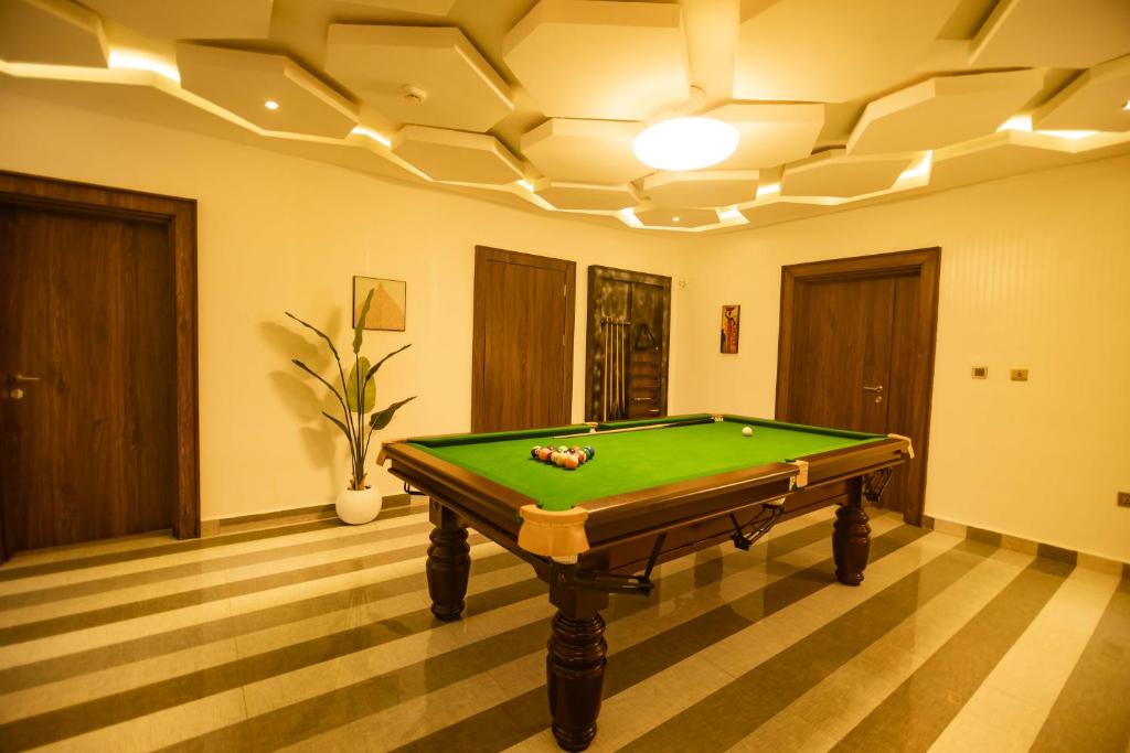 Biliár nebo kulečník v ubytování Db Continental Loft Apartment