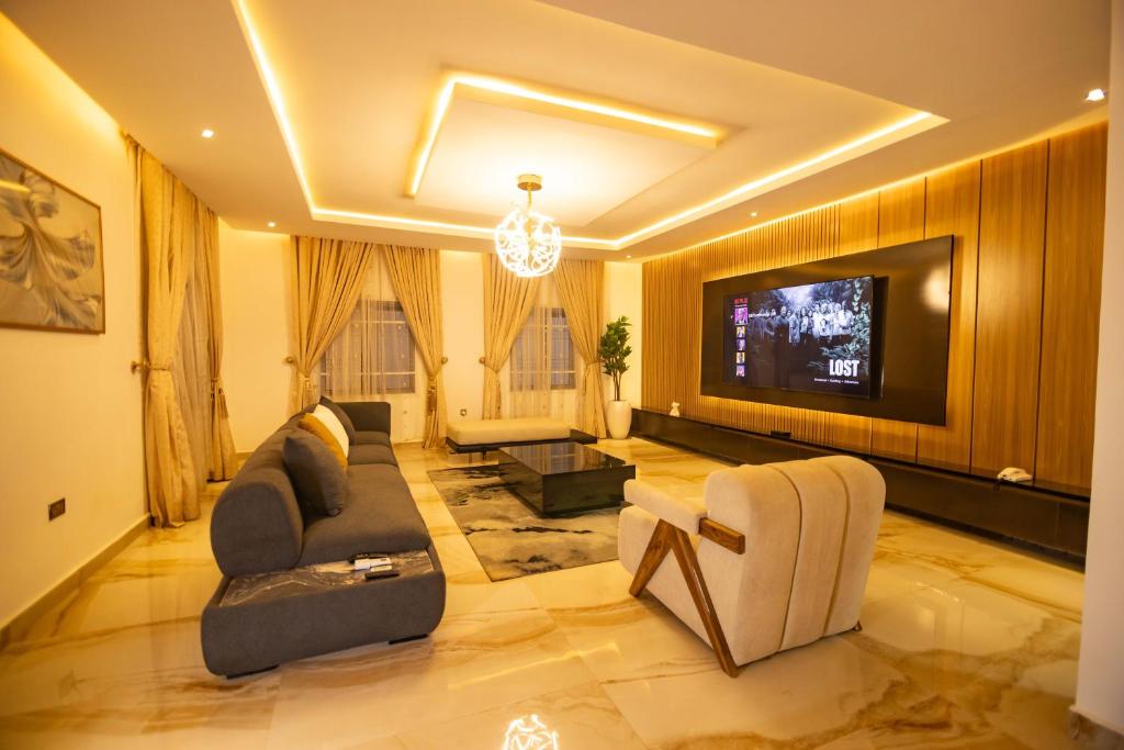 TV a/nebo společenská místnost v ubytování Db Continental Loft Apartment