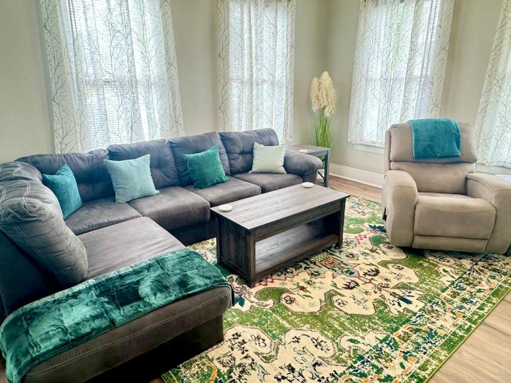 Posezení v ubytování Bright & Airy 2BR 1BA Home Near The Riverfront