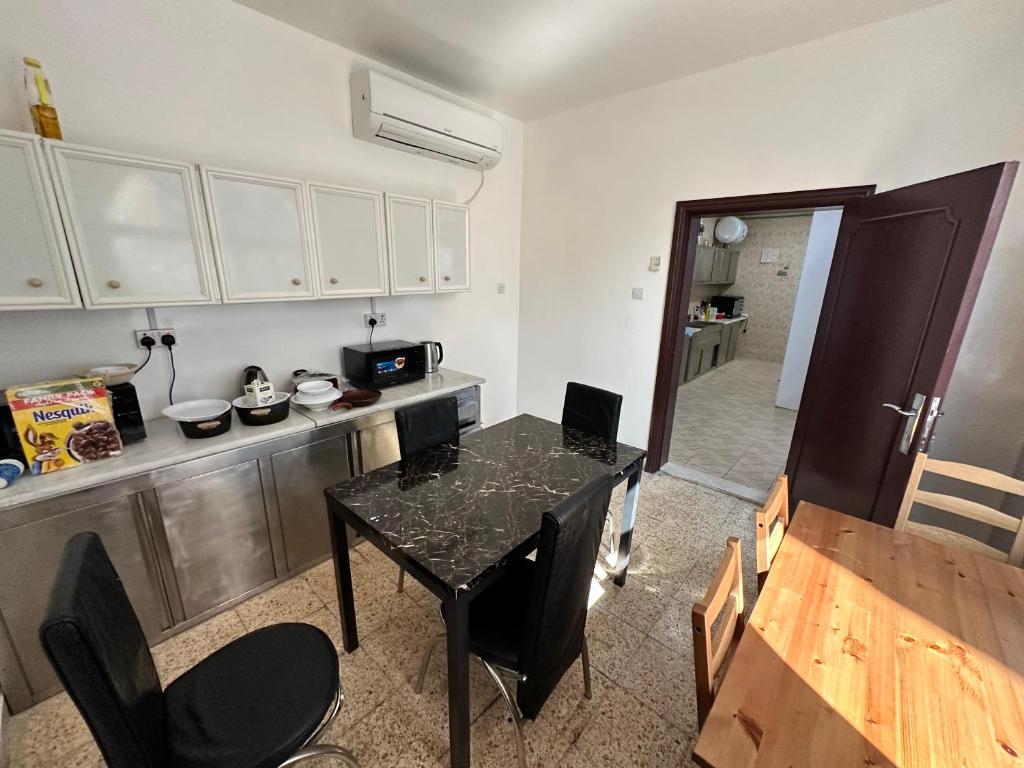 Kuchyň nebo kuchyňský kout v ubytování International Abu Dhabi Hostel