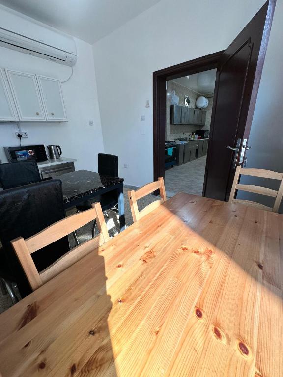 Kuchyň nebo kuchyňský kout v ubytování International Abu Dhabi Hostel