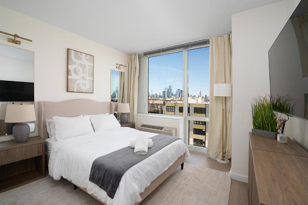 Postel nebo postele na pokoji v ubytování Ultra Luxury Apt - Panoramic NYC View with Pool - Minutes to City