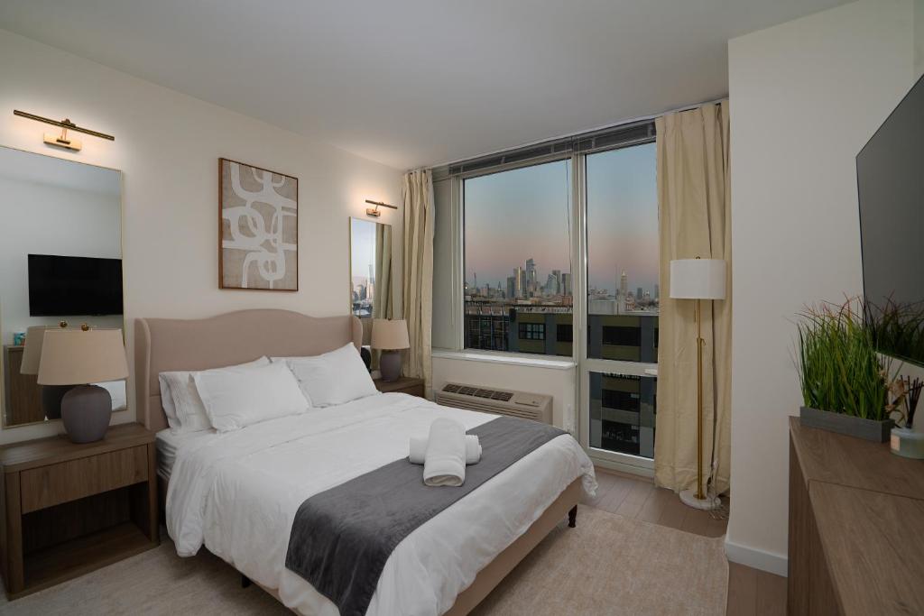 Postel nebo postele na pokoji v ubytování Ultra Luxury Apt - Panoramic NYC View with Pool - Minutes to City