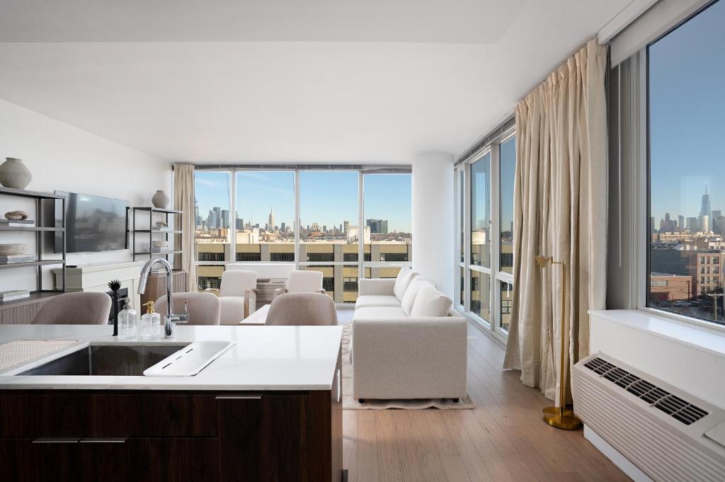 Posezení v ubytování Ultra Luxury Apt - Panoramic NYC View with Pool - Minutes to City