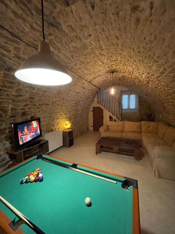 - un salon avec un billard dans une grotte dans l'établissement Maison de charme, à Apt