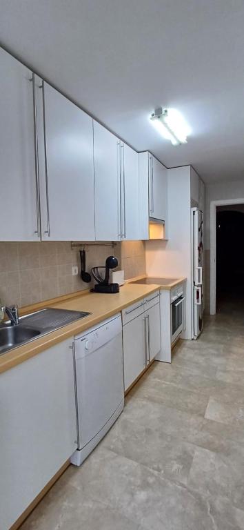 Kuchnia lub aneks kuchenny w obiekcie Apartamento de tres dormitorios muy espacioso con jardines y piscinas