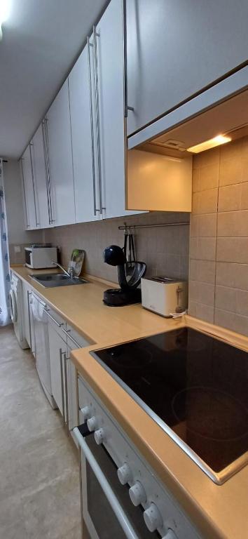 Kuchnia lub aneks kuchenny w obiekcie Apartamento de tres dormitorios muy espacioso con jardines y piscinas