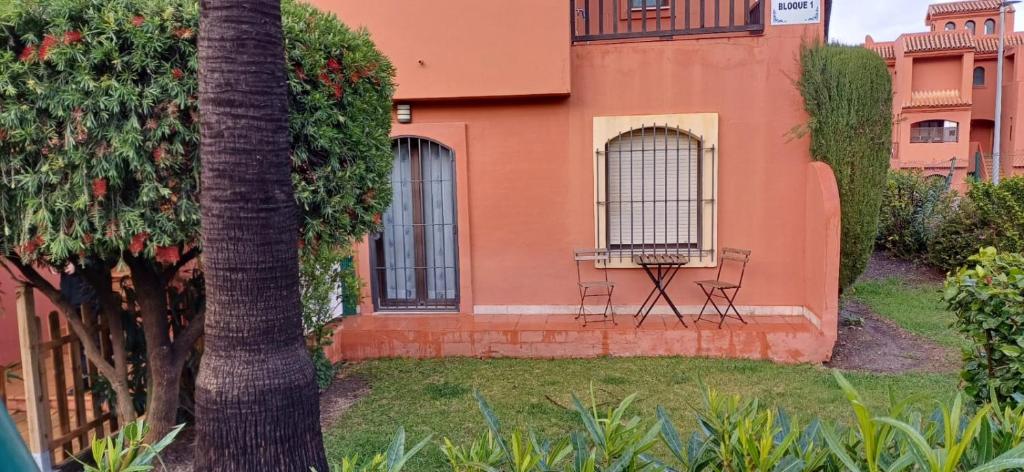 Ogród w obiekcie Apartamento de tres dormitorios muy espacioso con jardines y piscinas