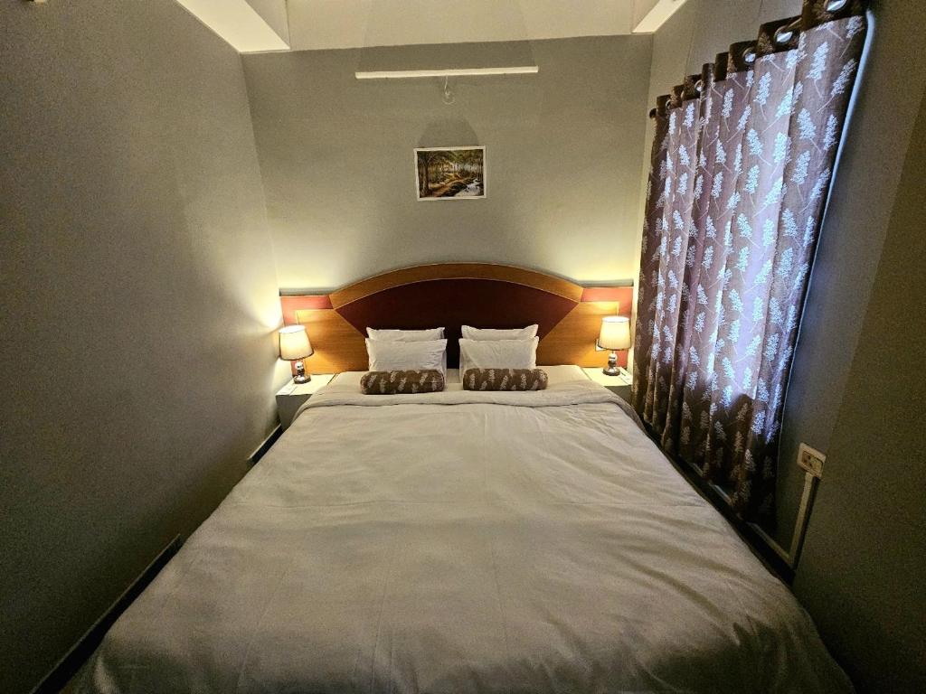 Postel nebo postele na pokoji v ubytování Hotel Vishal