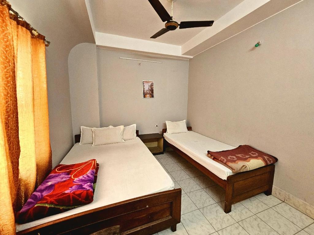 Postel nebo postele na pokoji v ubytování Hotel Vishal