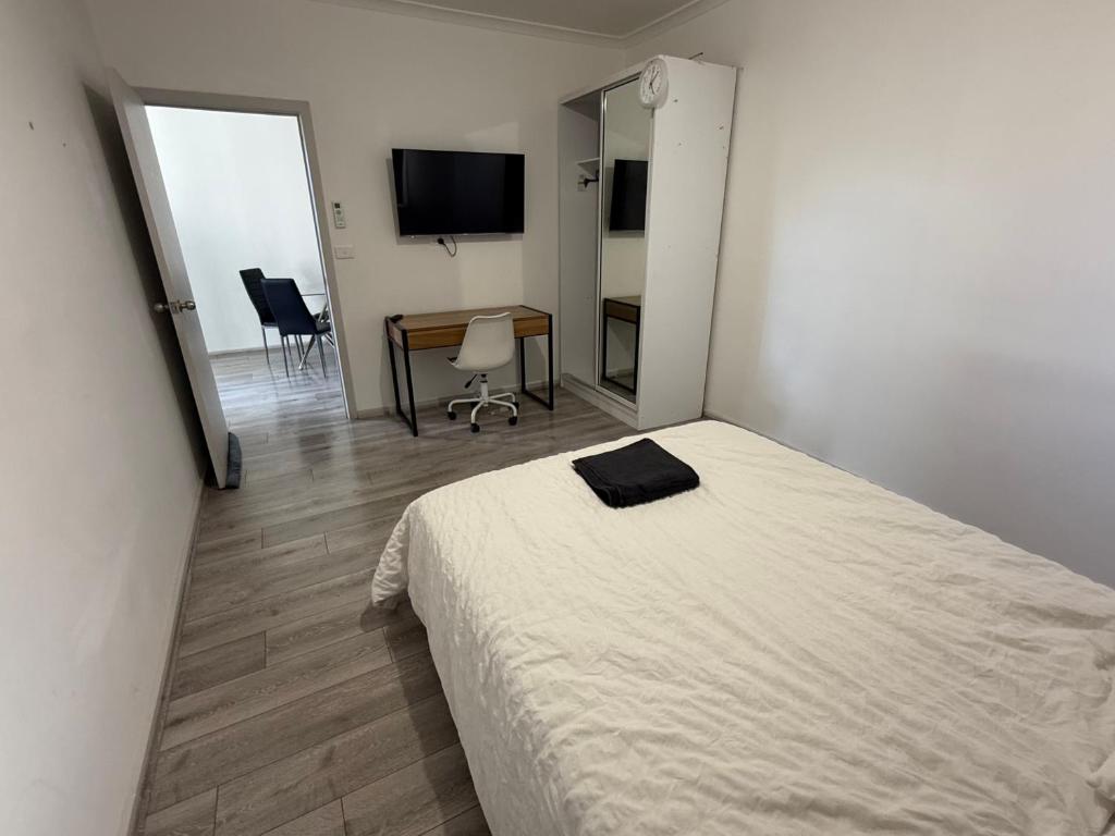 Μια τηλεόραση ή/και κέντρο ψυχαγωγίας στο 1 Bedroom Entire House