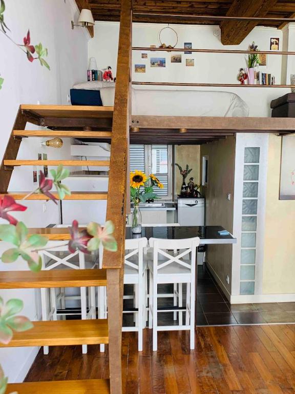 - une mezzanine dans une petite maison avec une cuisine dans l'établissement Cozy Loft City Center Croix-Rousse, à Lyon