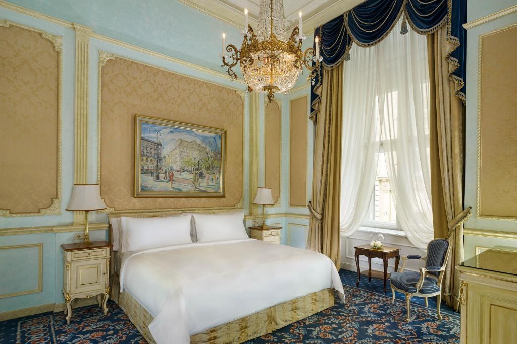 Voodi või voodid majutusasutuse Hotel Imperial, a Luxury Collection Hotel, Vienna toas