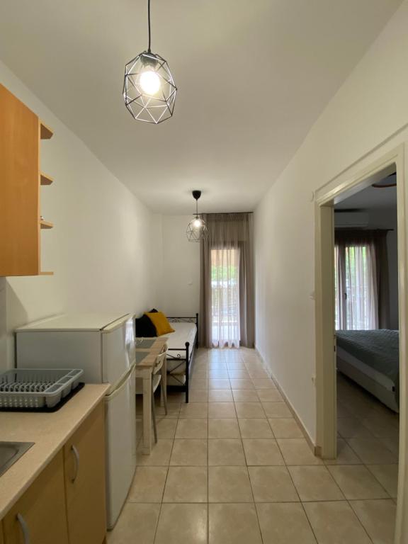 Kuchyň nebo kuchyňský kout v ubytování Georgoudi Apartments