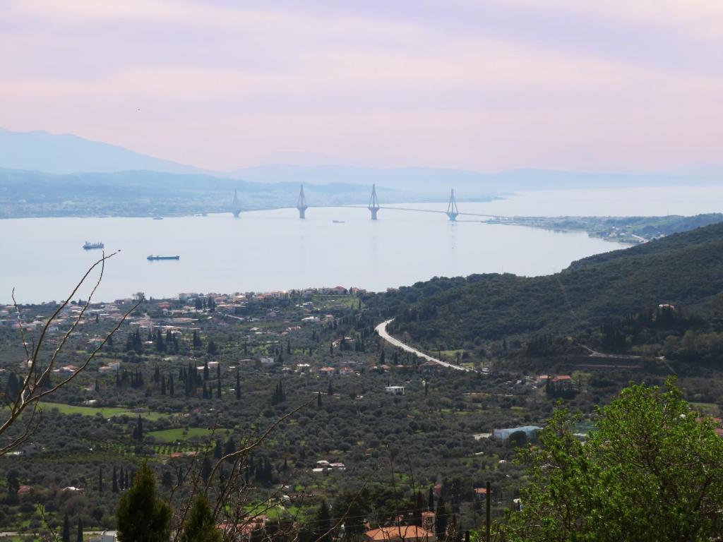 vista su un fiume con ponte in lontananza di Up on the hill a Nafpaktos
