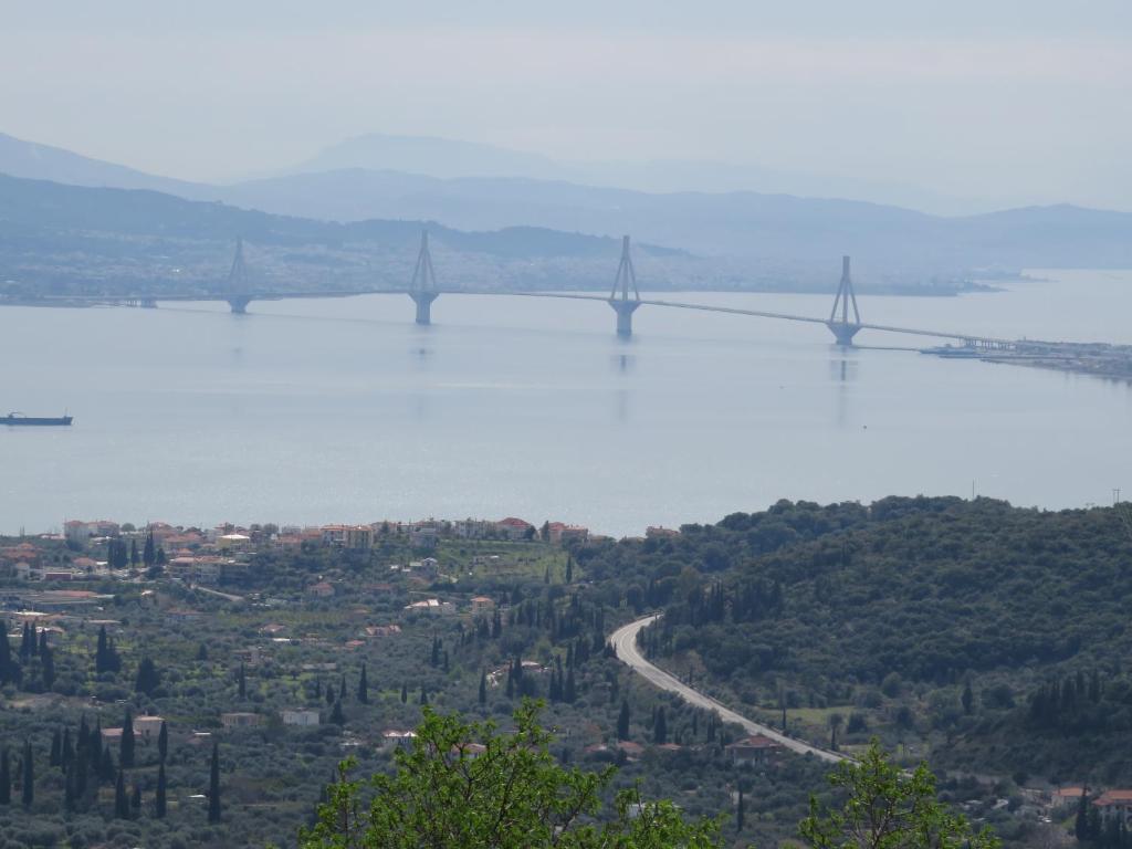 vista su un fiume con ponte in lontananza di Up on the hill a Nafpaktos