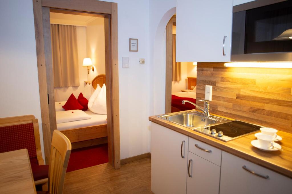 Postel nebo postele na pokoji v ubytování Appartement-Gästehaus Ursula