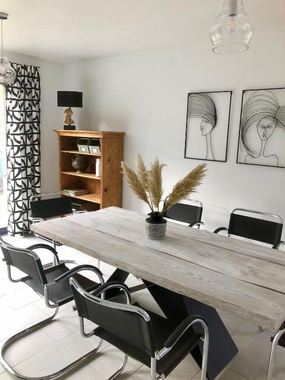 a dining room with a wooden table and chairs at Apartment im Grünen mit Stil in Mitterfels