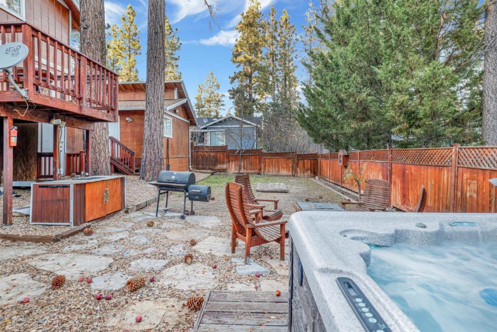 un cortile con piscina e grill di The Cozy Cottage#2384 a Big Bear Lake