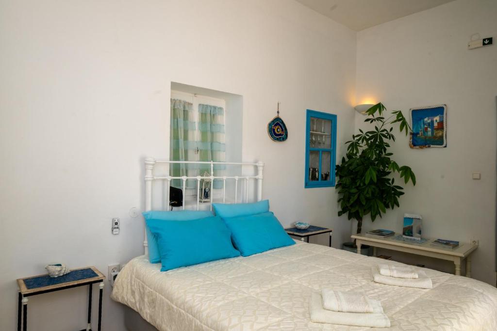 Łóżko lub łóżka w pokoju w obiekcie Casa Annaise Mykonos - Cycladic Gem with Pool & Jacuzzi