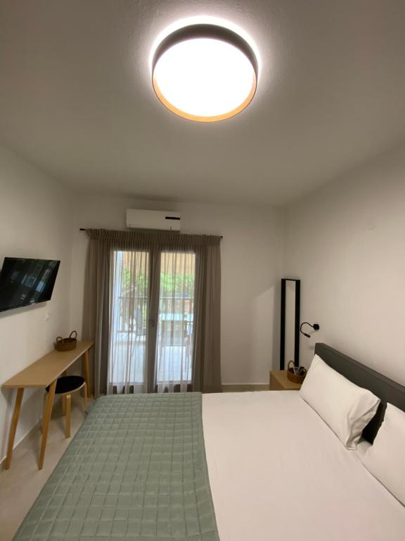 Postel nebo postele na pokoji v ubytování Georgoudi Apartments