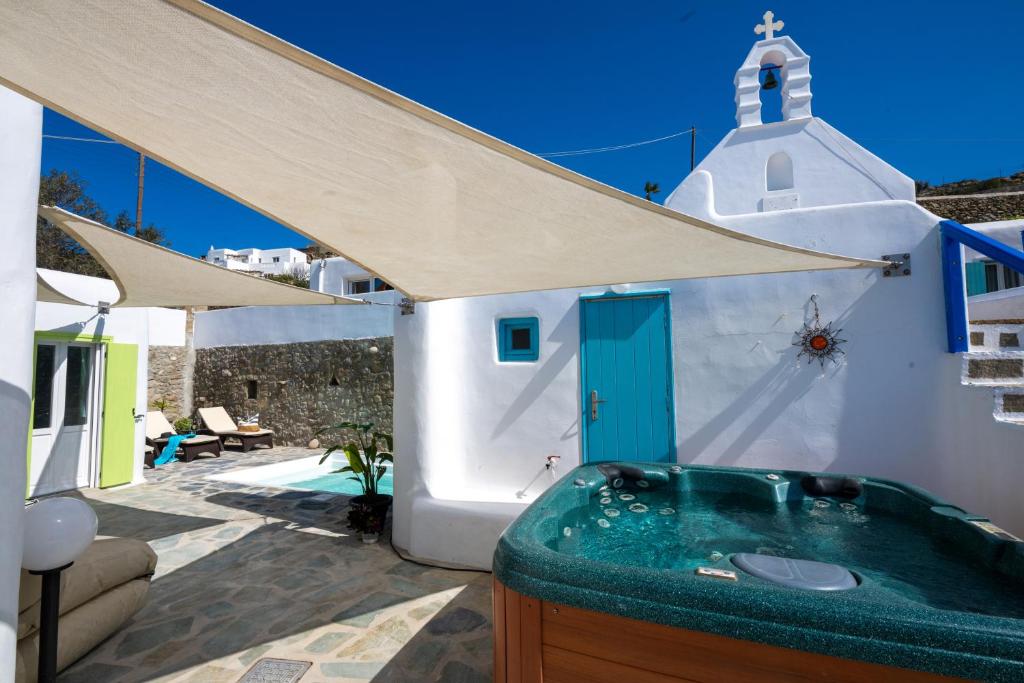 Zdjęcie z galerii obiektu Casa Annaise Mykonos - Cycladic Gem with Pool & Jacuzzi w mieście Mykonos