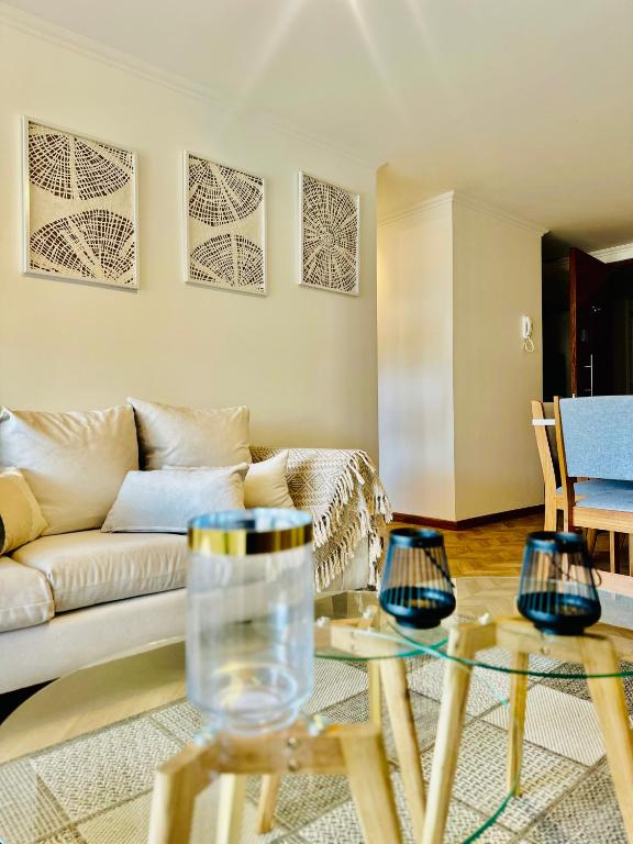 a living room with a couch and a glass table at Laguna verde in Los Ángeles