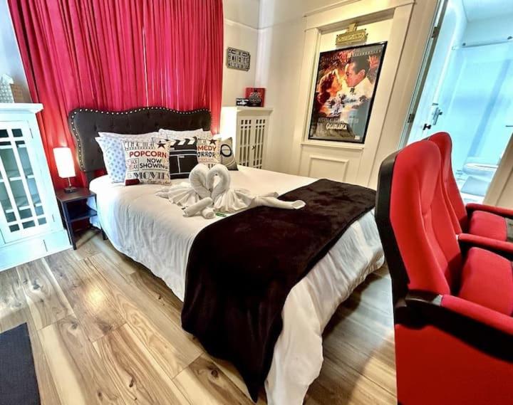 Postel nebo postele na pokoji v ubytování Reno MidTown Movie House