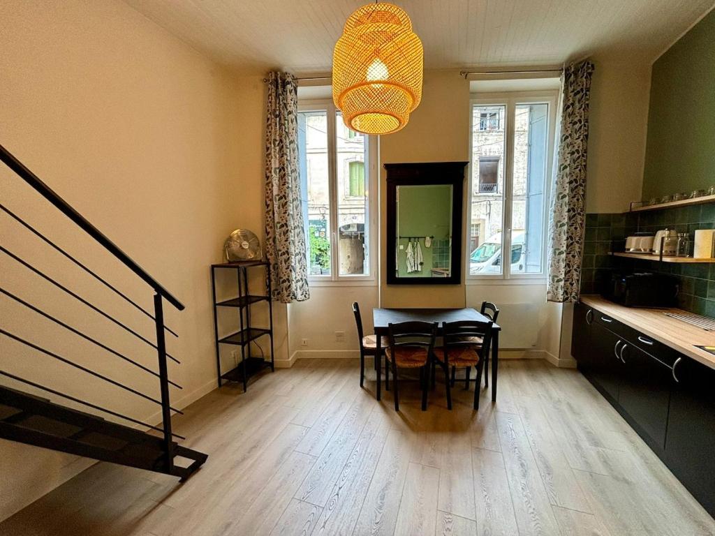 une salle à manger avec une table et quelques chaises dans l'établissement Joli studio Avignon centre, à Avignon