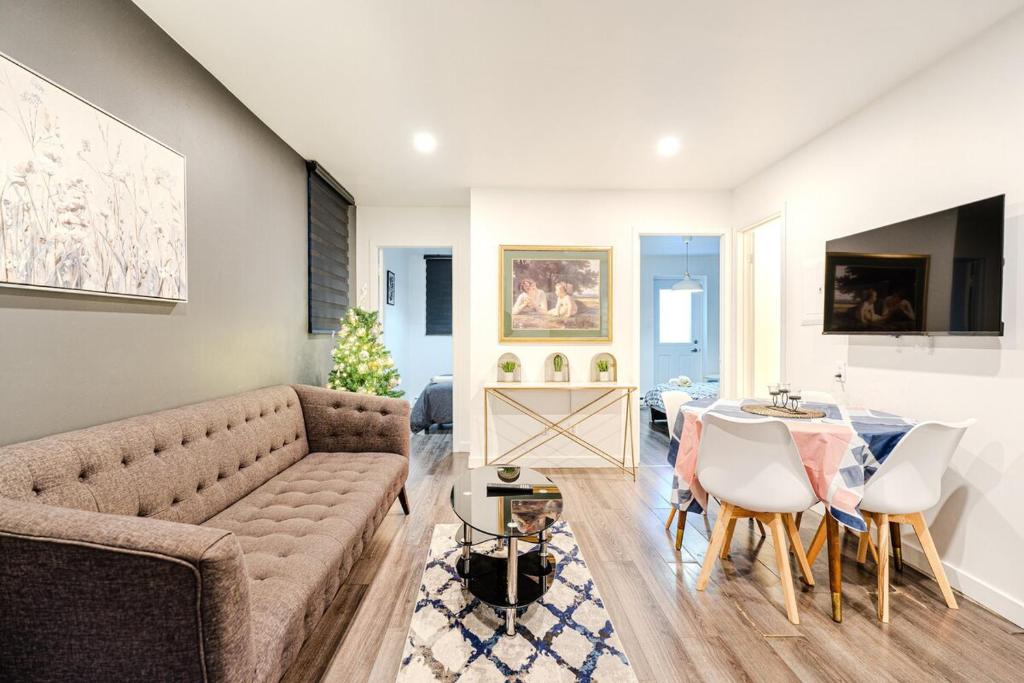 una sala de estar con un sofá y una mesa en Bright stay in Griffin Town, en Montreal