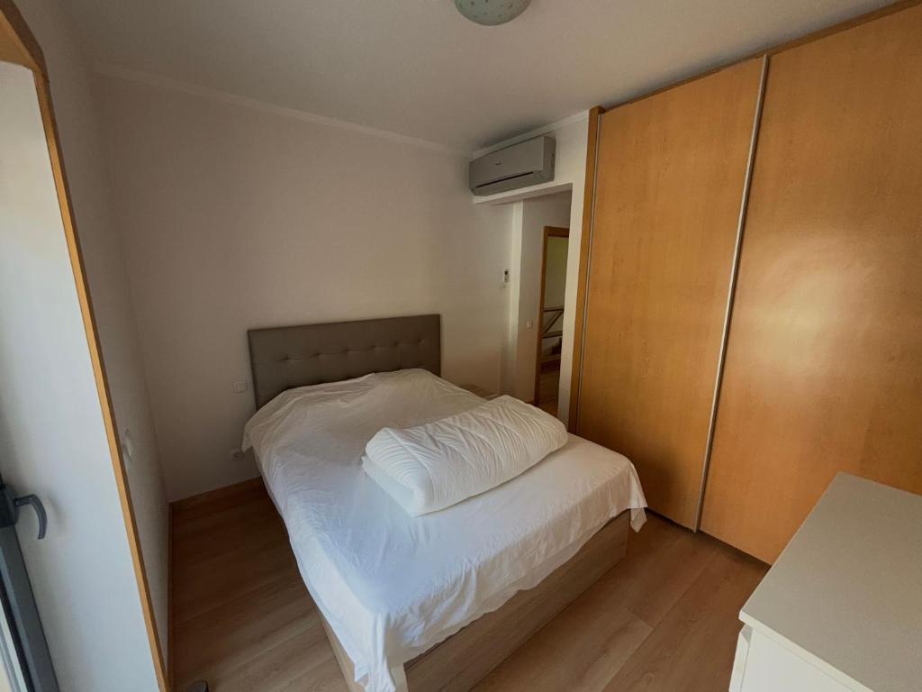 Ένα ή περισσότερα κρεβάτια σε δωμάτιο στο Modern luxury apartment with pool and ocean view