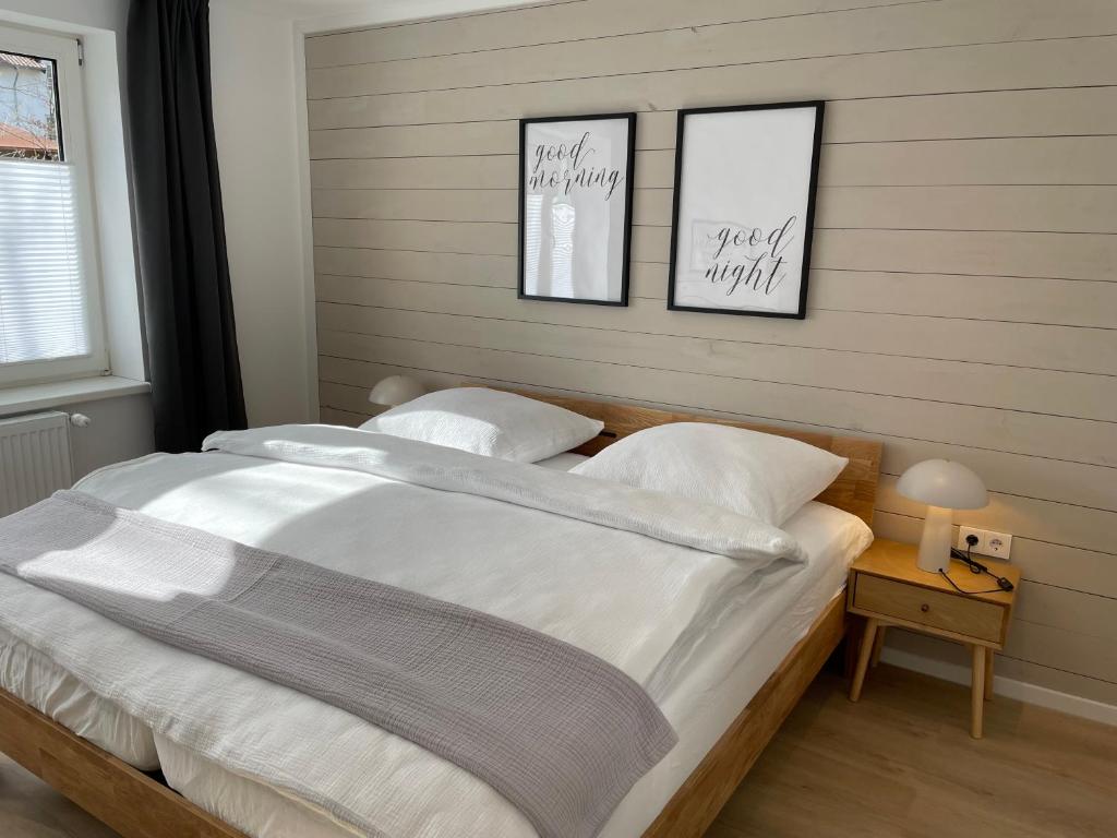 1 dormitorio con 1 cama grande y 3 cuadros en la pared en Finkennest Bad Harzburg, en Bad Harzburg