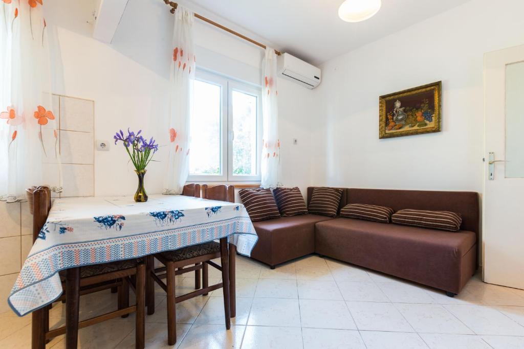 sala de estar con sofá y mesa en Spacious Apartment Borik & Parking, en Zadar