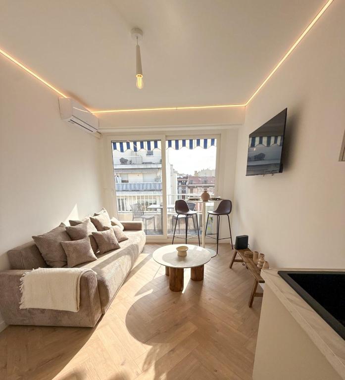 un salon avec un canapé et une table dans l'établissement Port de Nice, Appartement 4pers emplacement idéal tout équipé balcon, à Nice