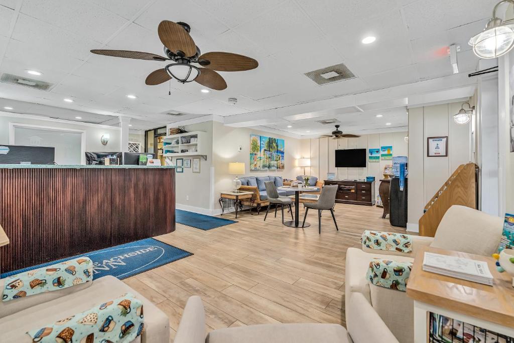 a living room with couches and a bar at Beachside Inn in Destin