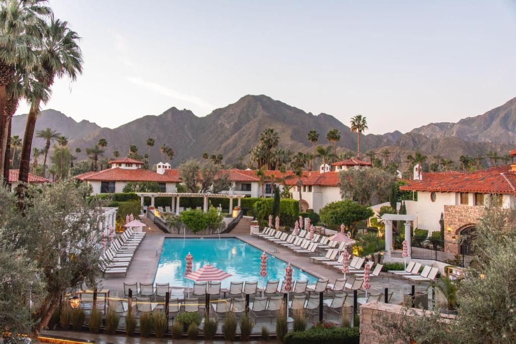 En generel udsigt til bjerge eller udsigt til bjerge taget fra resortet