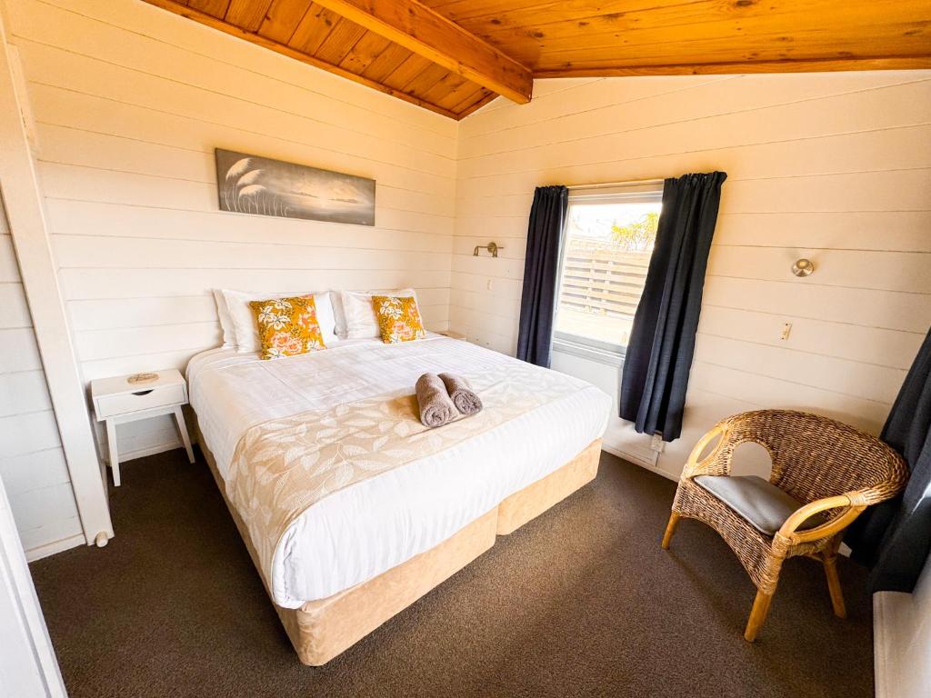 Postel nebo postele na pokoji v ubytování Waikanae Beach Motel