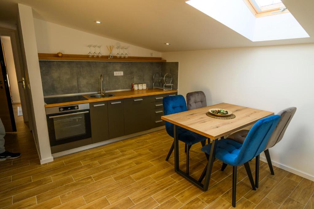 Kuchyň nebo kuchyňský kout v ubytování Premium L&L Apartments Modern Designer Stay with Spa Vibe