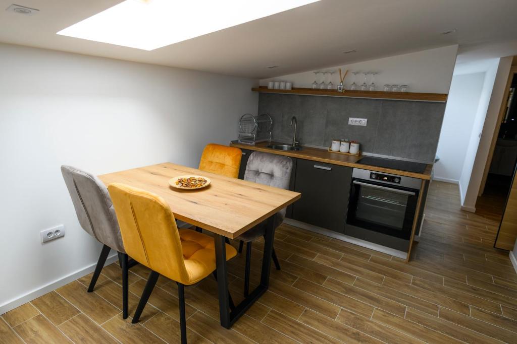 Kuchyň nebo kuchyňský kout v ubytování Premium L&L Apartments Modern Designer Stay with Spa Vibe