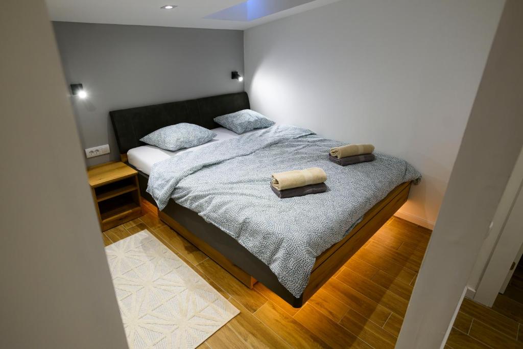 Postel nebo postele na pokoji v ubytování Premium L&L Apartments Modern Designer Stay with Spa Vibe