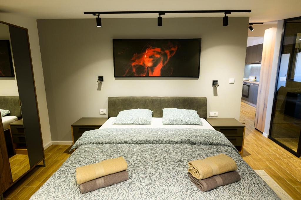 Postel nebo postele na pokoji v ubytování Premium L&L Apartments Modern Designer Stay with Spa Vibe