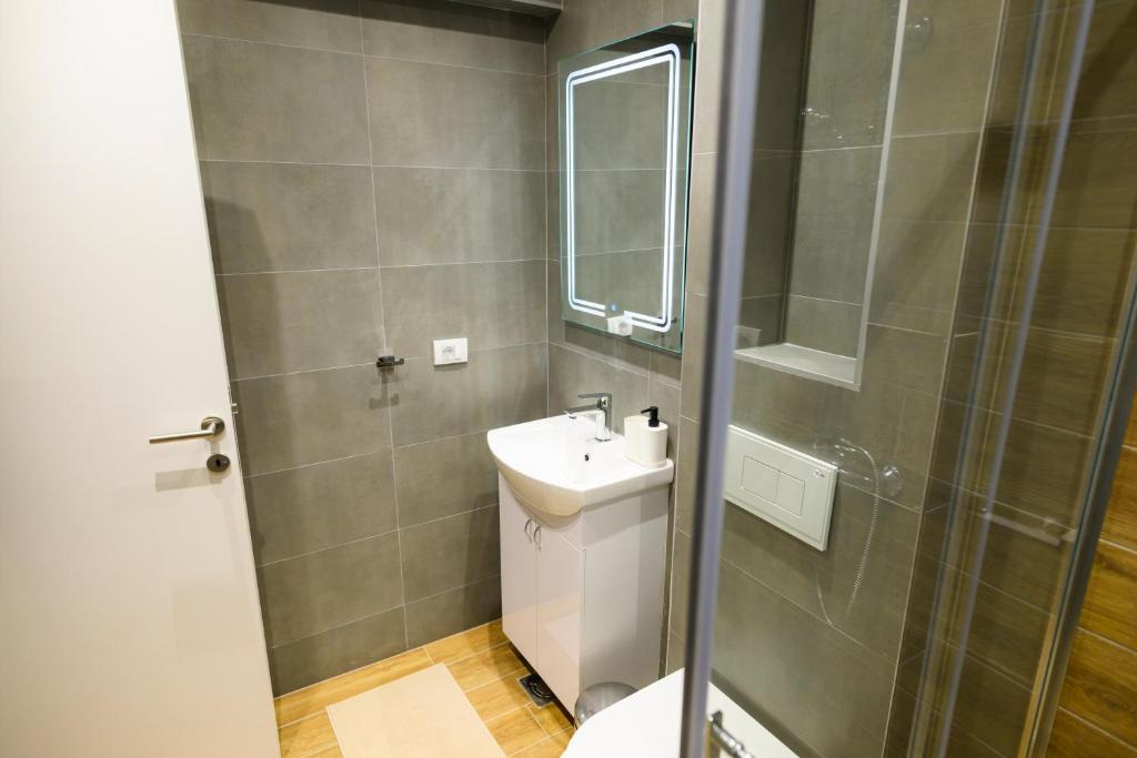 Koupelna v ubytování Premium L&L Apartments Modern Designer Stay with Spa Vibe
