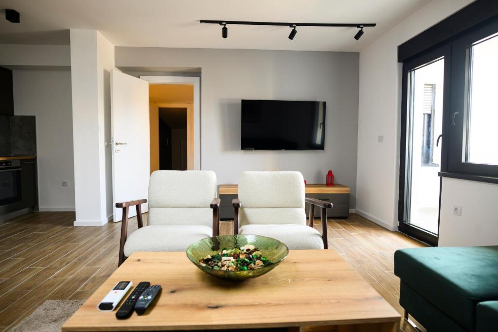 TV a/nebo společenská místnost v ubytování Premium L&L Apartments Modern Designer Stay with Spa Vibe