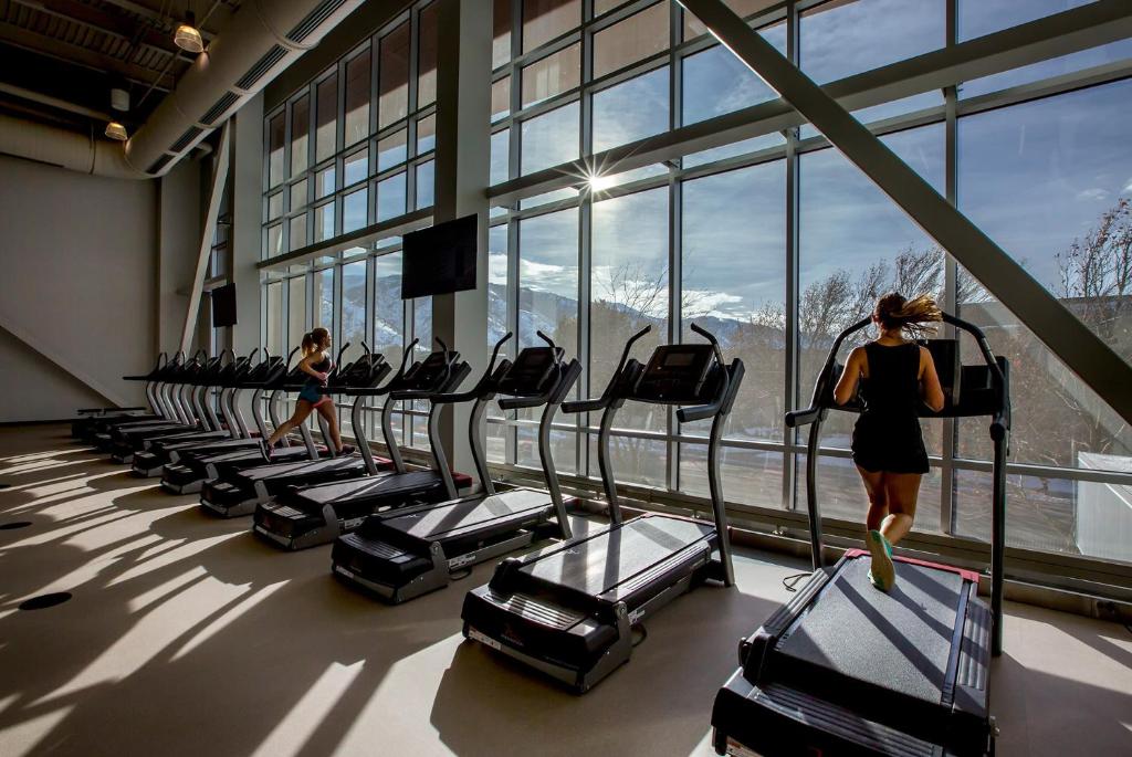 Fitness centrum a/nebo fitness zařízení v ubytování University Inn