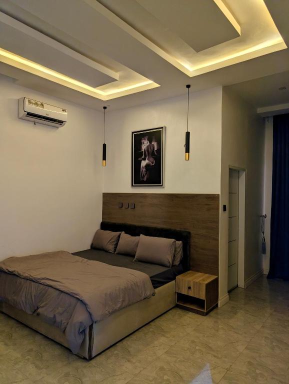 Postel nebo postele na pokoji v ubytování JAYZ Shortlet Apartment