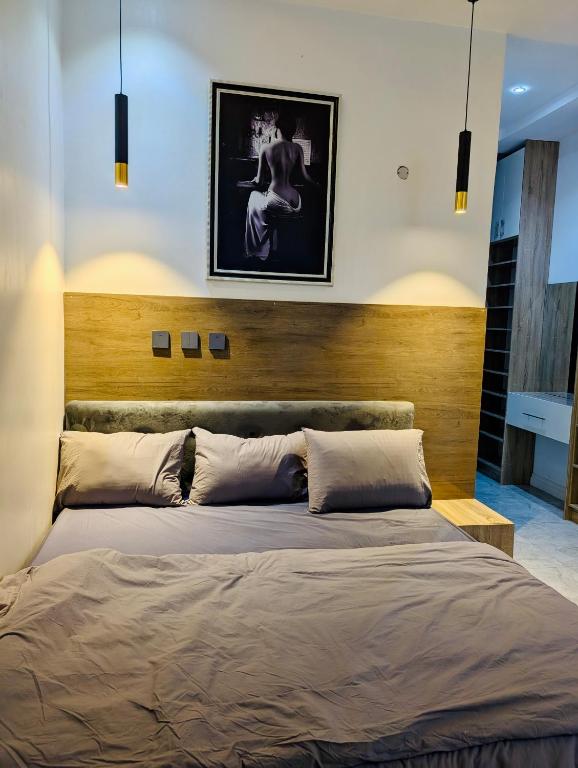 Postel nebo postele na pokoji v ubytování JAYZ Shortlet Apartment