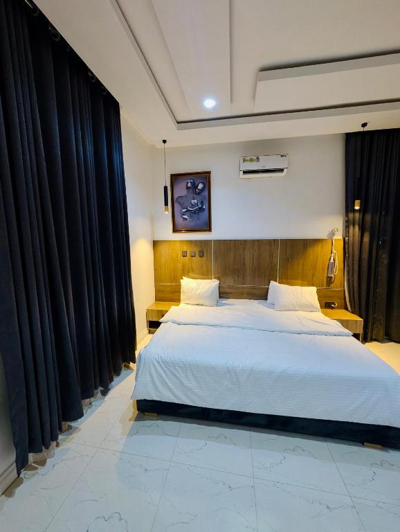 Postel nebo postele na pokoji v ubytování JAYZ Shortlet Apartment