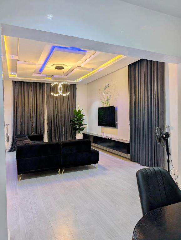 TV a/nebo společenská místnost v ubytování JAYZ Shortlet Apartment