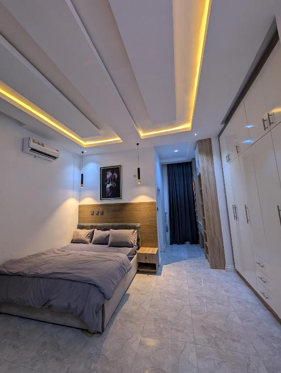 Postel nebo postele na pokoji v ubytování JAYZ Shortlet Apartment